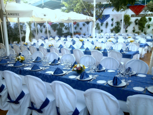 Mesas para evento en el patio de los naranjos del Restaurante de Córdoba Sociedad Plateros Maria Auxiliadora