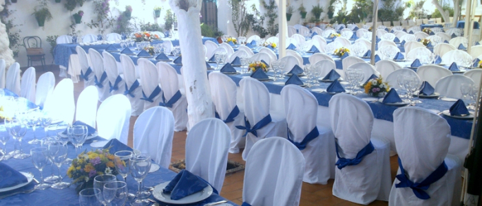 Mesas para evento en el patio cordobés de los naranjos del Restaurante de Córdoba Sociedad Plateros Maria Auxiliadora