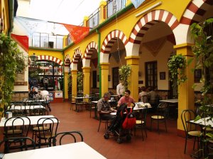 Vista general patio central. Restaurantes en Córdoba. Sociedad Plateros María Auxiliadora