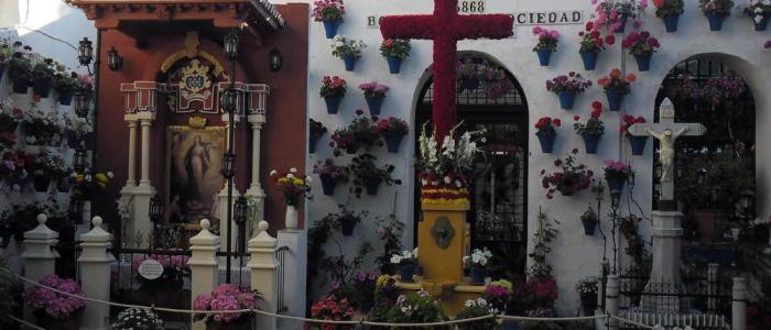 Cruz de Mayo los Omeyas junto al Restaurante en Córdoba Sociedad Plateros Maria Auxiliadora