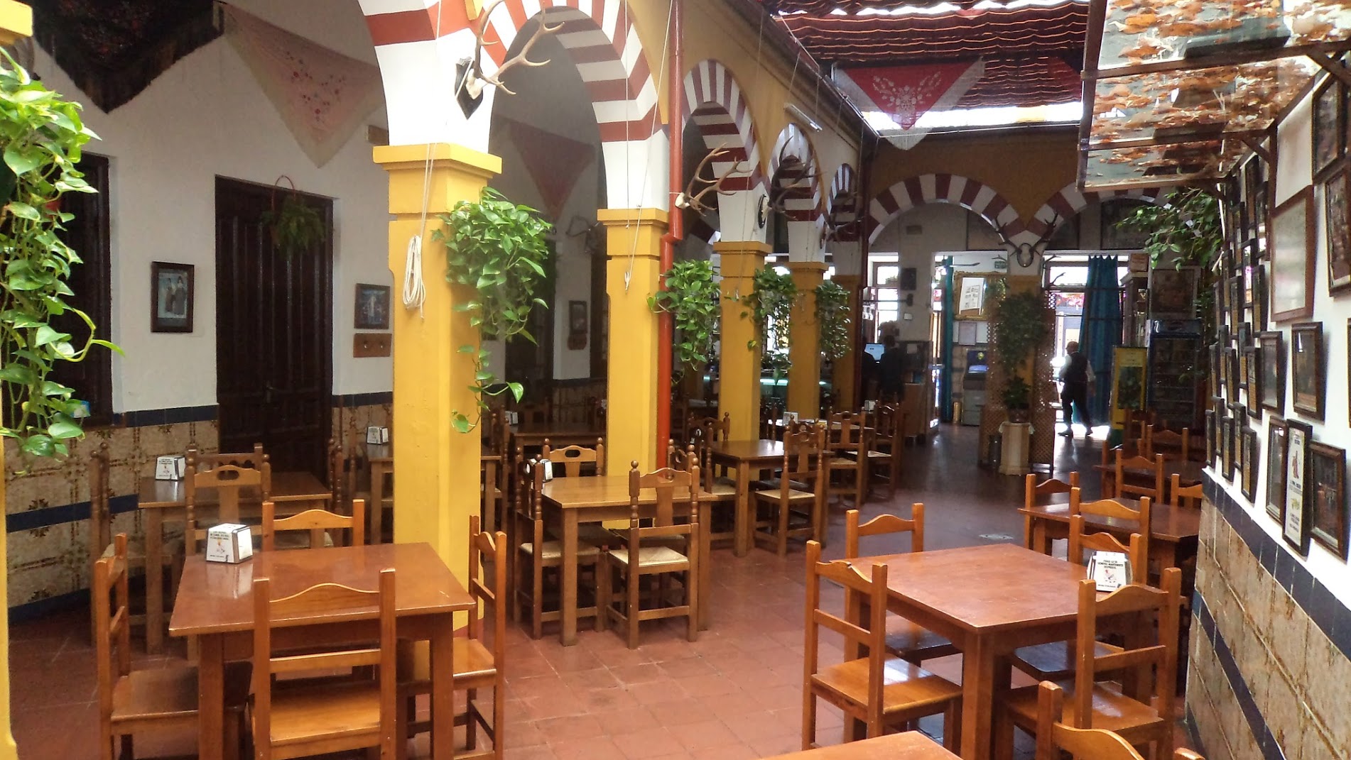 Restaurante en Córdoba Sociedad Plateros María Auxiliadora. Detalle Patio central
