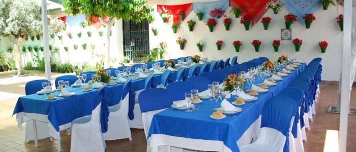 Mesas adornadas en el patio cordobés de los naranjos del Restaurante en Córdoba Sociedad Plateros Maria Auxiliadora