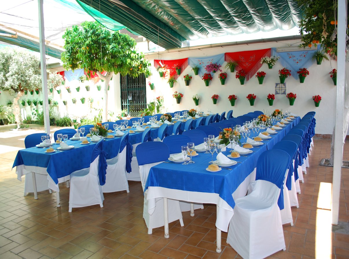 Mesas adornadas en el patio cordobés de los naranjos del Restaurante en Córdoba Sociedad Plateros Maria Auxiliadora