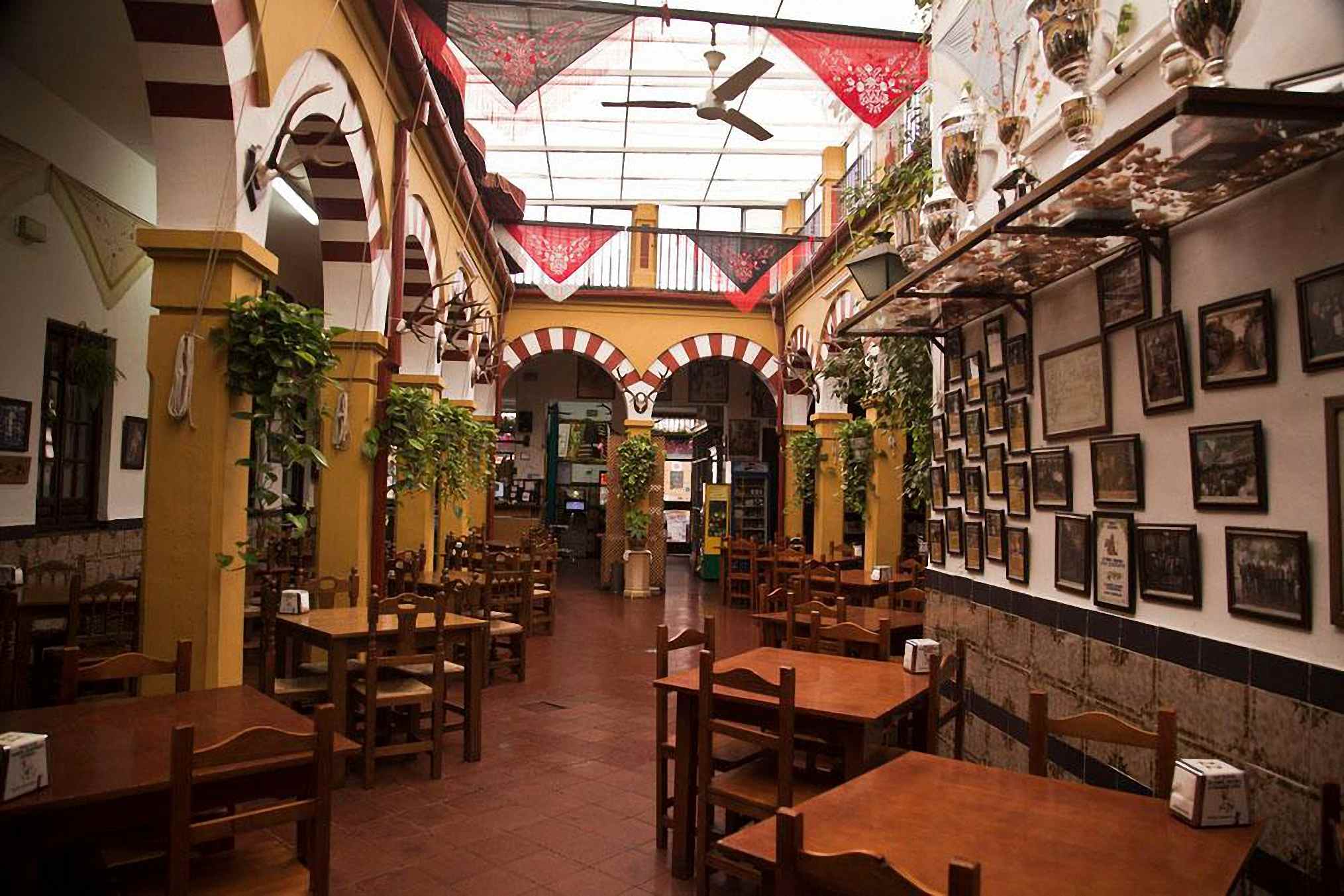 Restaurante en Córdoba Sociedad Plateros María Auxiliadora. Vista Patio central