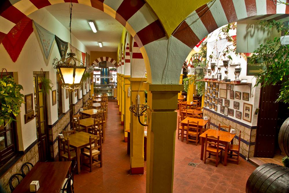 Detalle pasillo lateral y del patio columnas mezquita del Restaurante de Córdoba Sociedad Plateros Maria Auxiliadoraia