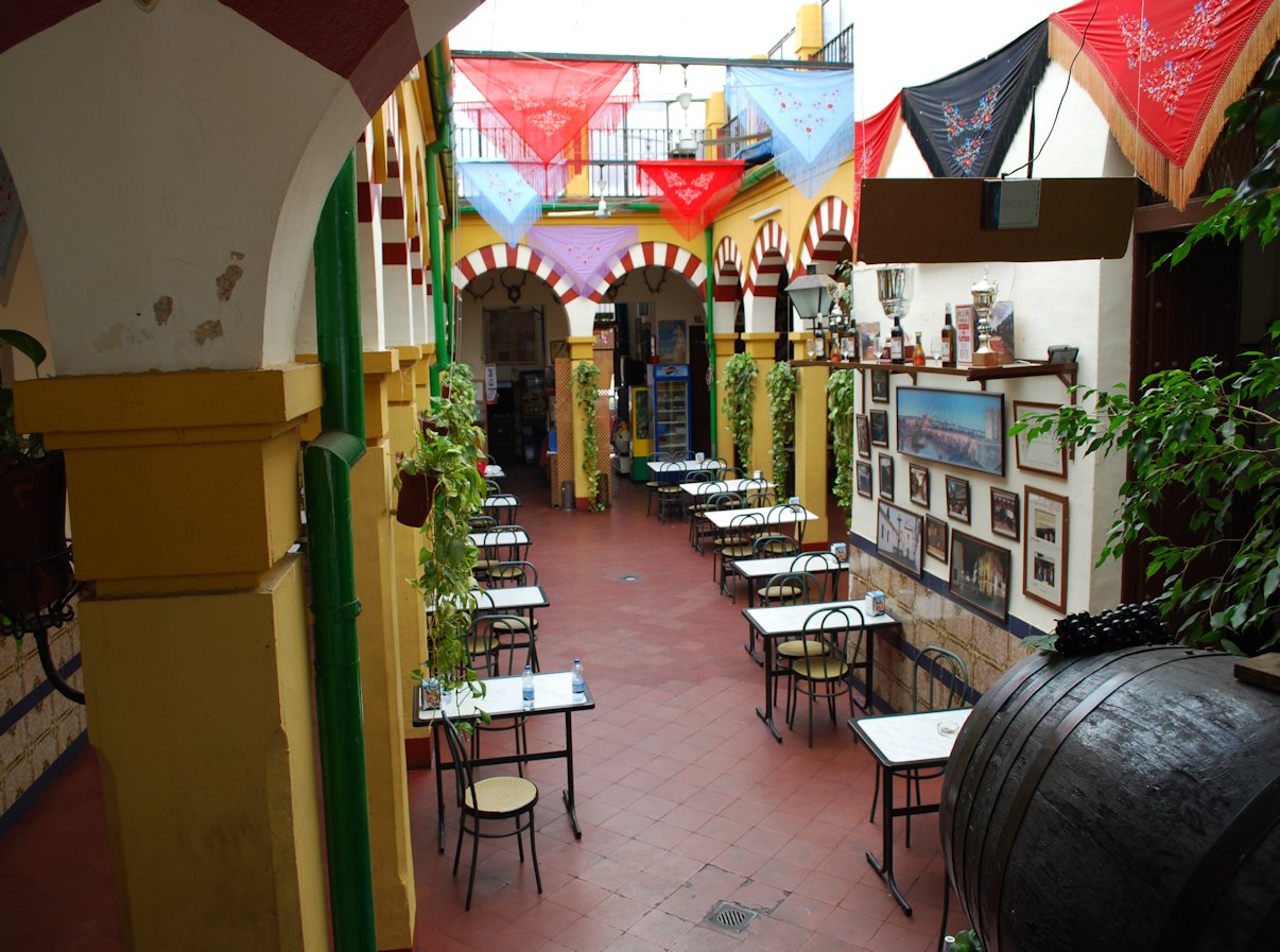 Vista patio cordobés central del Restaurante de Córdoba Sociedad Plateros Maria Auxiliadora