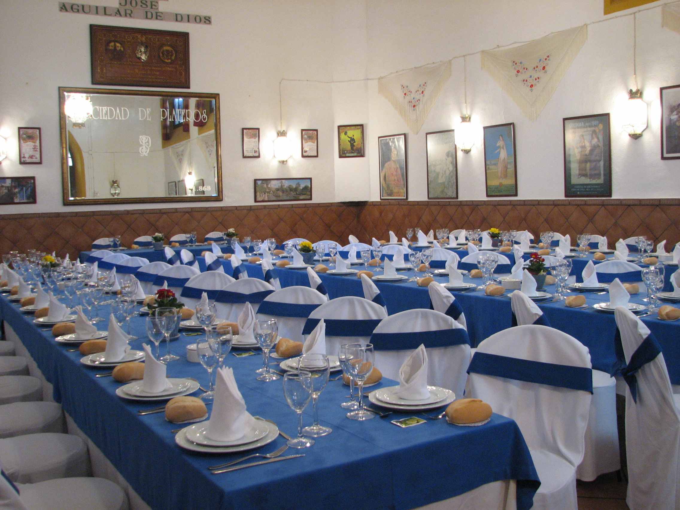 Mesas para evento en el salón José Aguilar de Dios del Restaurante de Córdoba Sociedad Plateros Maria Auxiliadora