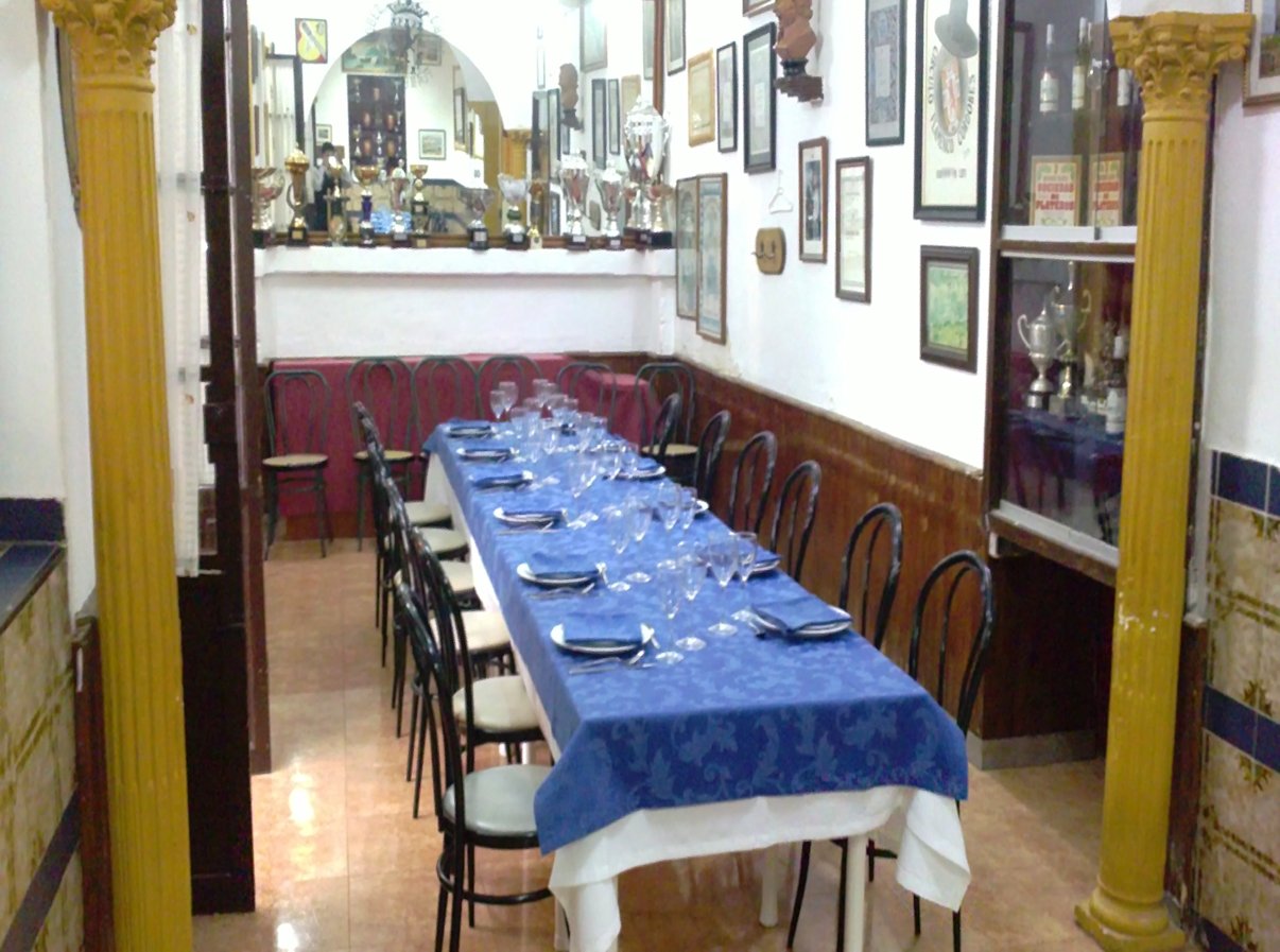 Mesas para comer en sala del Restaurante de Córdoba Sociedad Plateros Maria Auxiliadora