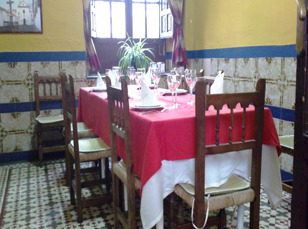 Detalle mesa para comer en sala del Restaurante de Córdoba Sociedad Plateros Maria Auxiliadora