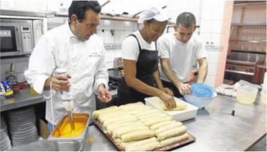 Cocinando flamenquines para celiacos en el Restaurante Sociedad Plateros Maria Auxiliadora