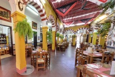 Interior Restaurante en Cordoba Sociedad Plateros Maria Auxiliadora con arcos de la mezquita cordobesa y platos adaptados a los celiacos