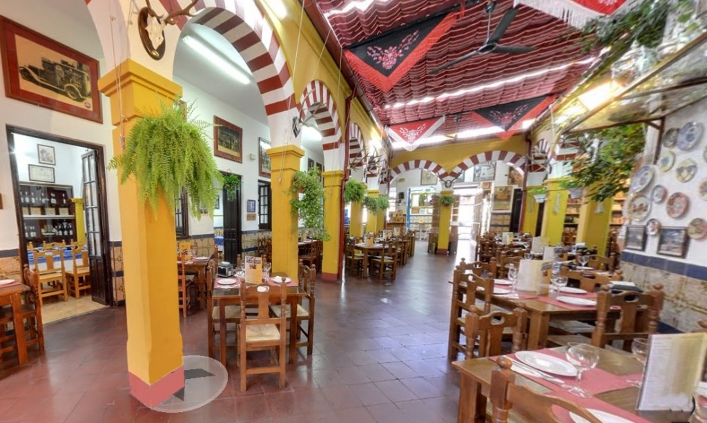 Interior Restaurante en Cordoba Sociedad Plateros Maria Auxiliadora con arcos de la mezquita cordobesa y platos adaptados a los celiacos