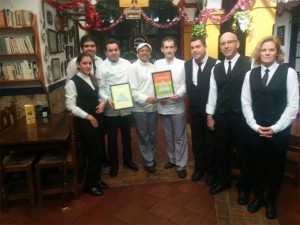 Equipo del Restaurante Sociedad Plateros Maria Auxiliadora con el Certificado de la Fundacion Dieta Mediterranea