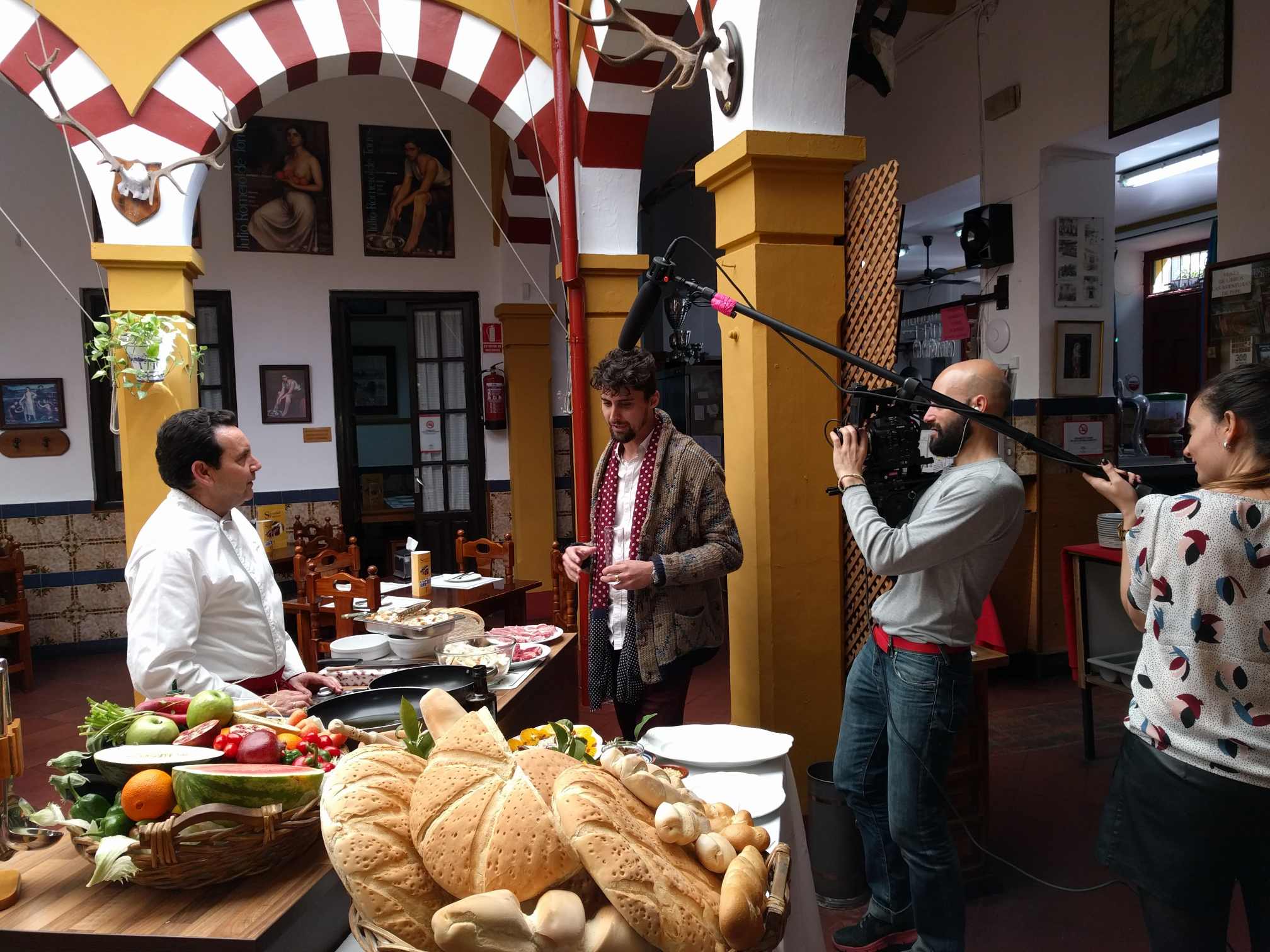 Elaboracion de migas para la televisión Árabe en el Restaurante Sociedad Plateros Maria Auxiliadora Por Manolo Bordallo instante de la grabación